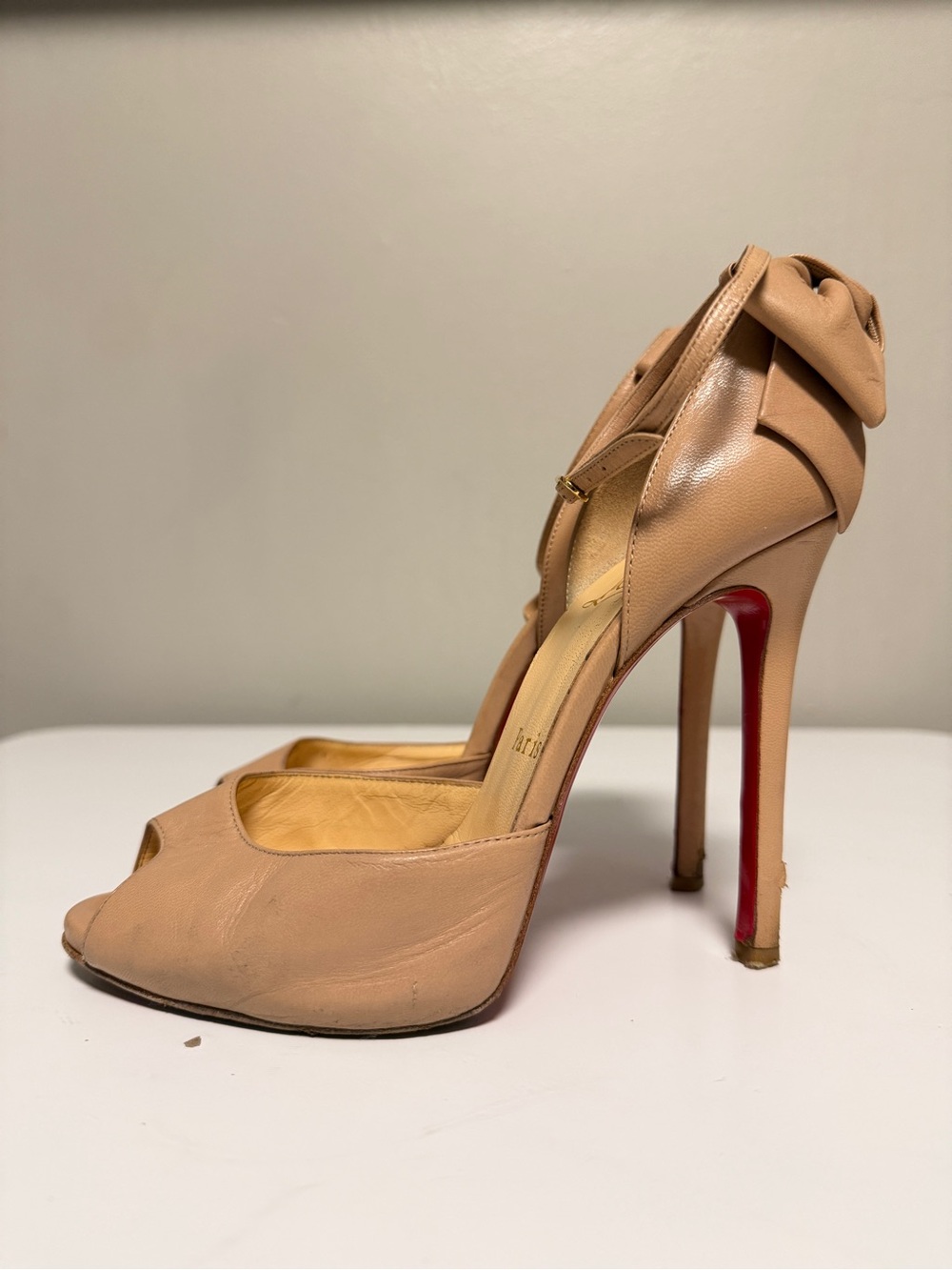 Christian Louboutin Dos noeud Bow-Back Peep-Toe Pump Nude Leather EU 36.5